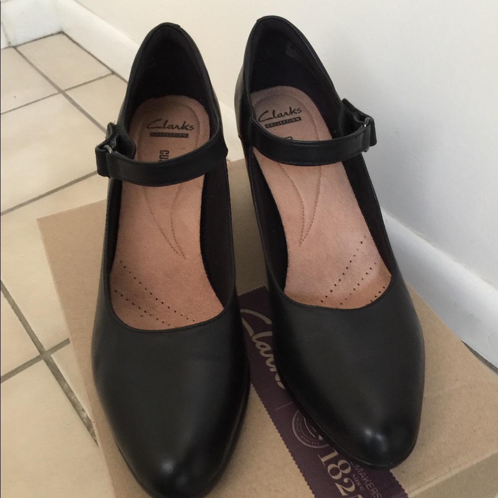 Ladies Clark’s size 11, leather 2.5 heels like new